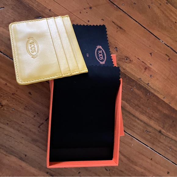 Vibrant Yellow Leather Card Wallet. Unisex ,
gift worthy and original packaging - Picture 4 of 5